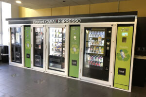 Photos d'une machine à café en entreprise. Distributeur de café en entreprise