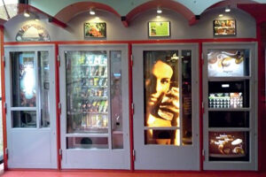 Photos d'une machine à café en entreprise. Distributeur de café en entreprise