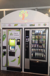 Photos d'une machine à café en entreprise. Distributeur de café en entreprise