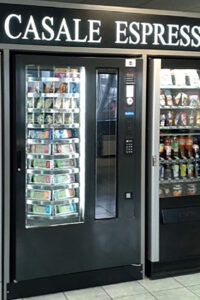 Photos d'une machine à café en entreprise. Distributeur de café en entreprise